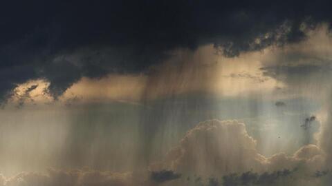 Dunkle Gewitterwolken und Regen sind zu sehen. Foto: Nicolas Armer/Archivbild