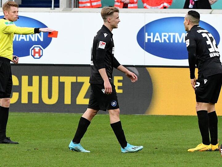 KSC-Profi Änis Ben-Hatira (r) sah bei der Niederlage in Heidenheim die Rote Karte.