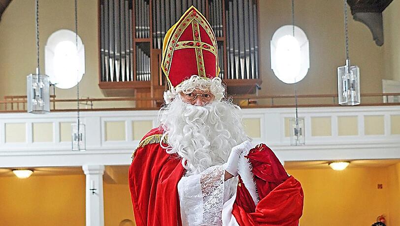 Rudolf Mundl als Nikolaus. Wenn die Eltern ihn auffordern, streng zu sein, lehnt er ab - oder bietet eine Familientherapie an.