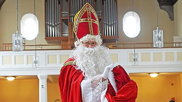 Rudolf Mundl als Nikolaus. Wenn die Eltern ihn auffordern, streng zu sein, lehnt er ab - oder bietet eine Familientherapie an.