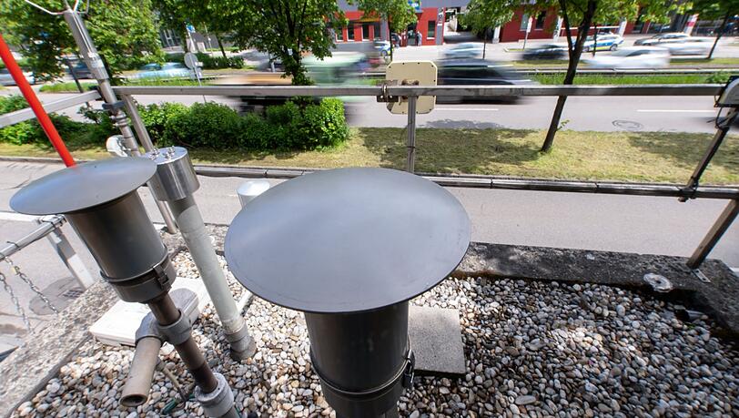 Verschiedene Messgeräte sind auf dem Dach einer Luftmessstation an der Landshuter Allee installiert.