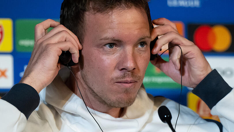 Julian Nagelsmann bei der Pressekonferenz des FC Bayern im Teamhotel in Paris.