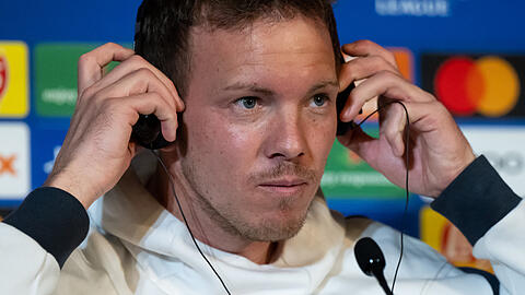 Julian Nagelsmann bei der Pressekonferenz des FC Bayern im Teamhotel in Paris.