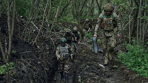 Ukrainische Soldaten an der Frontlinie nahe Bachmut.