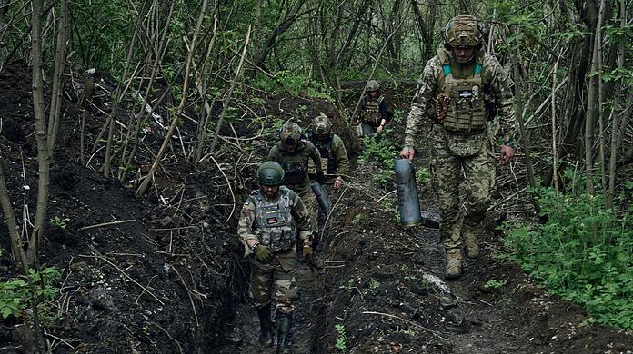 Ukrainische Soldaten an der Frontlinie nahe Bachmut.