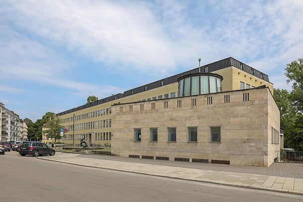 Die Tierklinik mit dem Schlangenbrunnen. Hier sollte großflächig abgerissen werden. Daraus wird erst einmal nichts. Die Tierklinik mit dem Schlangenbrunnen. Hier sollte großflächig abgerissen werden. Daraus wird erst einmal nichts.