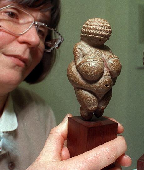 Eine Kopie der Venus von Willendorf.