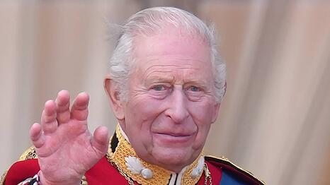 K&ouml;nig Charles l&auml;utet eine Zeitenwende bei den Royals ein. Er gilt als wesentlich nahbarer als noch seine Mutter und hat sich die Modernisierung und Verschlankung des K&ouml;nigshauses auf die Fahnen geschrieben.