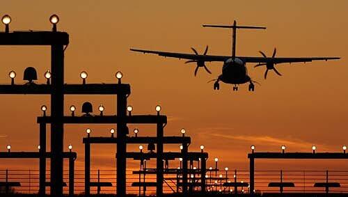 Angst beim Landeanflug? Piloten werden immer häufiger bei ihrer Arbeit behindert. Angst beim Landeanflug? Piloten werden immer häufiger bei ihrer Arbeit behindert.