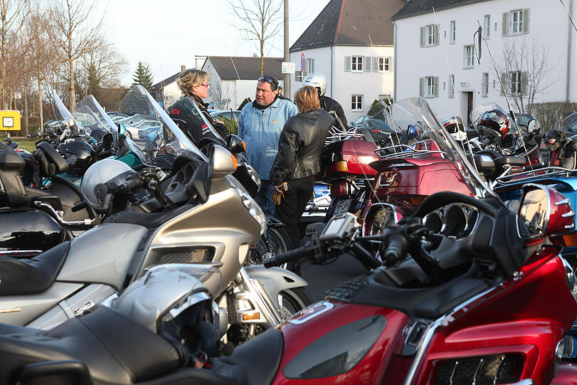 15 Goldwing-Kapitäne folgten dem Aufruf und versammelten sich Punkt 17 Uhr vor dem Fürther Klinikum.