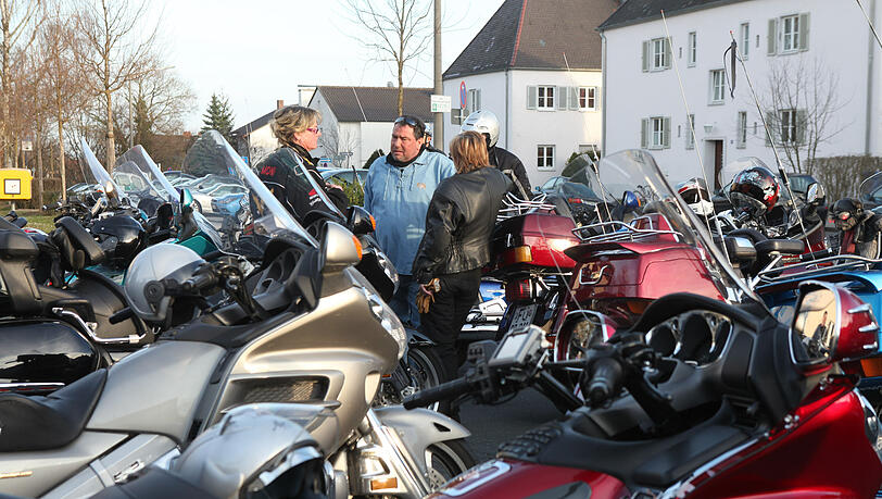 15 Goldwing-Kapitäne folgten dem Aufruf und versammelten sich Punkt 17 Uhr vor dem Fürther Klinikum. 15 Goldwing-Kapitäne folgten dem Aufruf und versammelten sich Punkt 17 Uhr vor dem Fürther Klinikum.