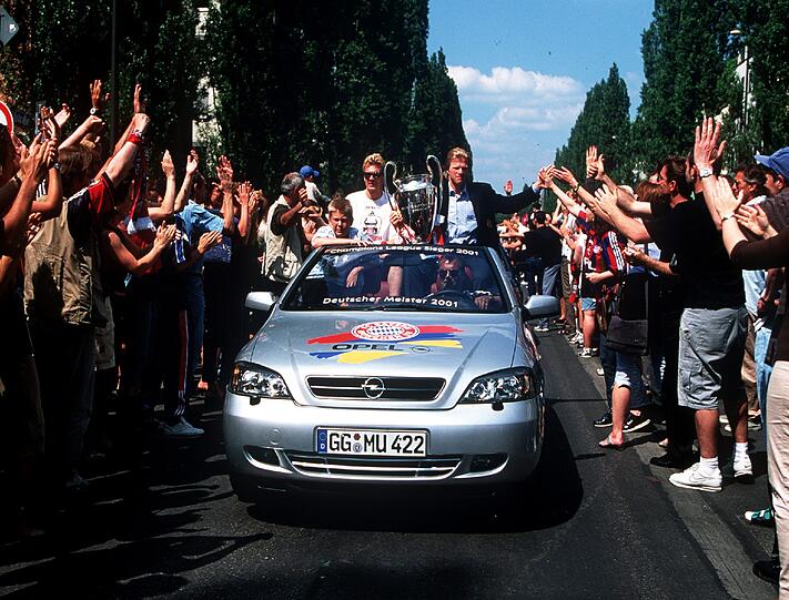 Tausende Fans feierten die Mannschaft, die mit einem Autokorso Richtung Rathaus fuhr.