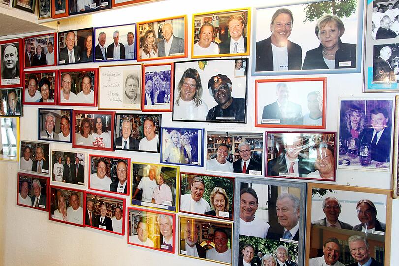 Wall of Fame: Wer schon alles hier war, kann auf dem Gang zur Toilette bewundert werden.