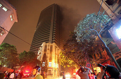 Feuer-Drama in Hanoi: Ein Wolkenkratzer ist in Brand geraten - doch nur 15 Menschen werden verletzt.