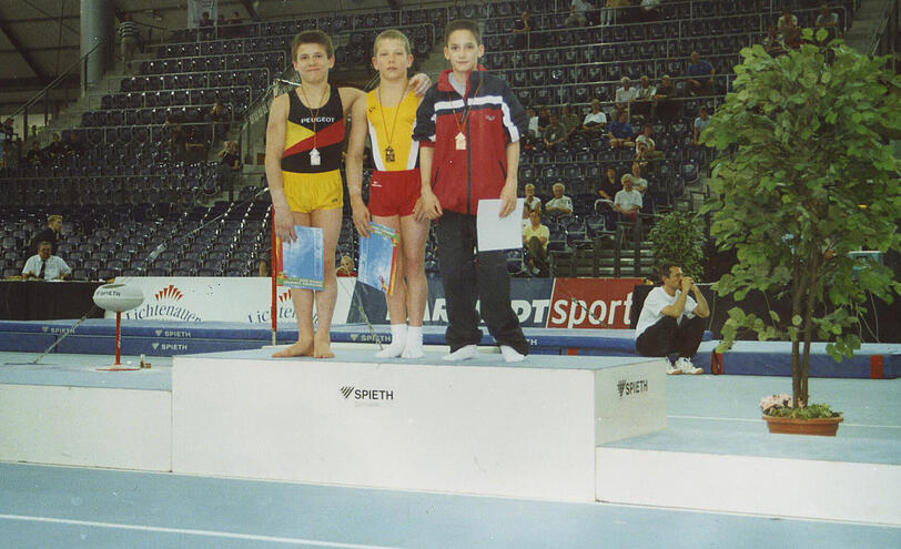 Leipzig 2002: Deutscher Jugendmeister am Barren wurde Fabian Hambüchen (Mitte); Dritter wurde Marcel Nguyen (r).
