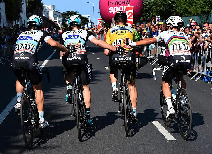 Teamkollegen halfen Tony Martin nach dem Sturz wieder aufs Rad.