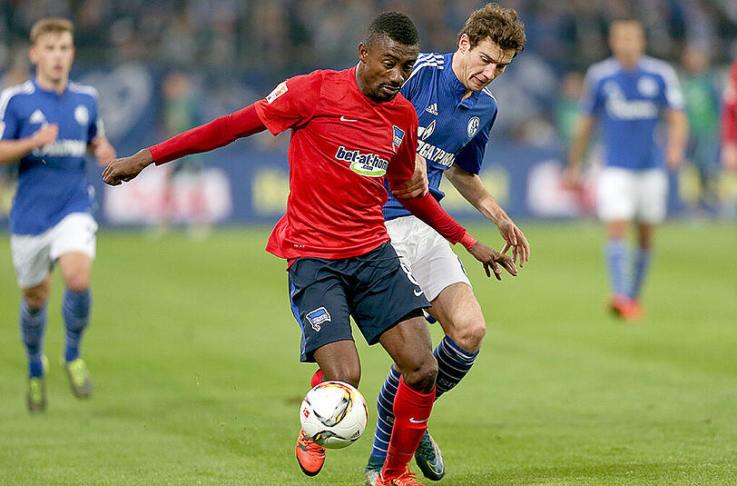 Szene aus dem Hinspiel: Schalkes Leon Goretzka (rechts) und der Berliner Salomon Armand Kalou kämpfen um den Ball. Die Partie endete 2:1 für Schalke.