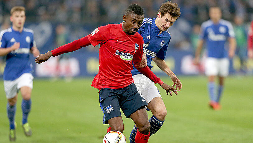 Szene aus dem Hinspiel: Schalkes Leon Goretzka (rechts) und der Berliner Salomon Armand Kalou kämpfen um den Ball. Die Partie endete 2:1 für Schalke. Szene aus dem Hinspiel: Schalkes Leon Goretzka (rechts) und der Berliner Salomon Armand Kalou kämpfen um den Ball. Die Partie endete 2:1 für Schalke.