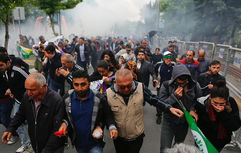 In Istanbul hatten die Behörden 1.-Mai-Demonstrationen auf dem zentralen Taksim-Platz verboten. Gewerkschaften riefen in diesem Jahr deswegen und aus Sicherheitsgründen zu einer Versammlung außerhalb des Zentrums auf.