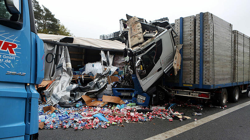 Bei einem schweren Lkw-Unfall auf der A6 behinderten dreiste Gaffer die Rettungsmaßnahmen massiv. Die Bilder von der Unfallstelle.