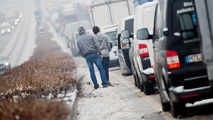 Besonders am Freitag, zum Ferienstart, kann es auf den Autobahnen besonders zäh werden. (Archivbild)