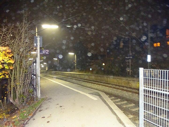 Mit dem Auto bis auf den Bahnsteig: Ein 79-Jähriger hat sich in der Nacht auf Freitag ordentlich verfranst.