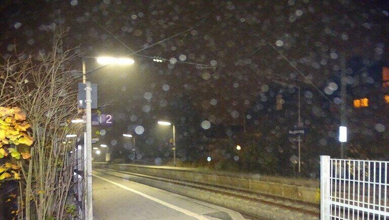 Mit dem Auto bis auf den Bahnsteig: Ein 79-Jähriger hat sich in der Nacht auf Freitag ordentlich verfranst. Mit dem Auto bis auf den Bahnsteig: Ein 79-Jähriger hat sich in der Nacht auf Freitag ordentlich verfranst.