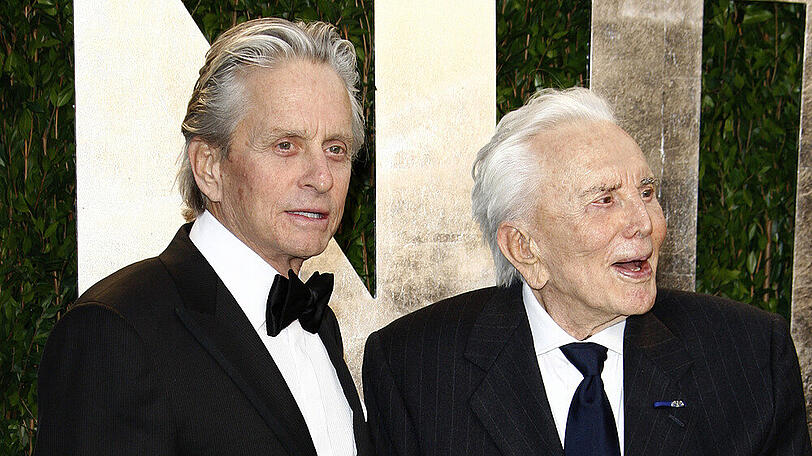 Michael (l.) und Kirk Douglas auf der Vanity Fair Oscar Party im Jahr 2012
