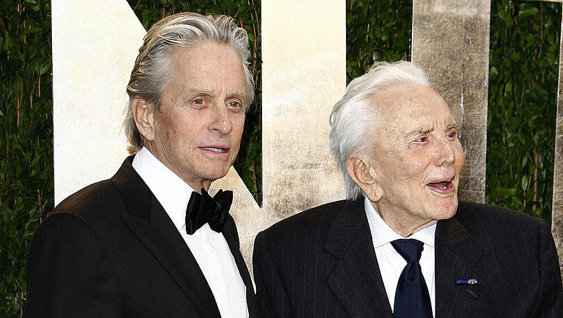 Michael (l.) und Kirk Douglas auf der Vanity Fair Oscar Party im Jahr 2012 Michael (l.) und Kirk Douglas auf der Vanity Fair Oscar Party im Jahr 2012