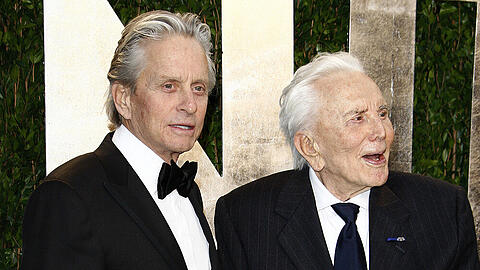 Michael (l.) und Kirk Douglas auf der Vanity Fair Oscar Party im Jahr 2012