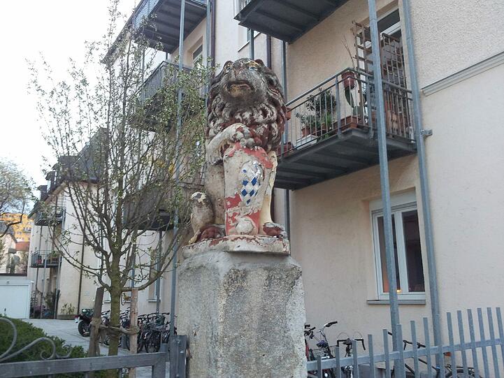 Der bayerische Löwe wacht über die Wohnanlagen an der Gollierstraße.