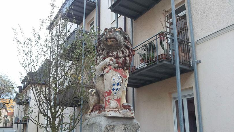 Der bayerische Löwe wacht über die Wohnanlagen an der Gollierstraße.