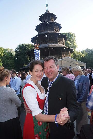 Sein Gegenkandidat Josef Schmid (CSU) schwingt ebenfalls in Begleitung das Tanzbein.