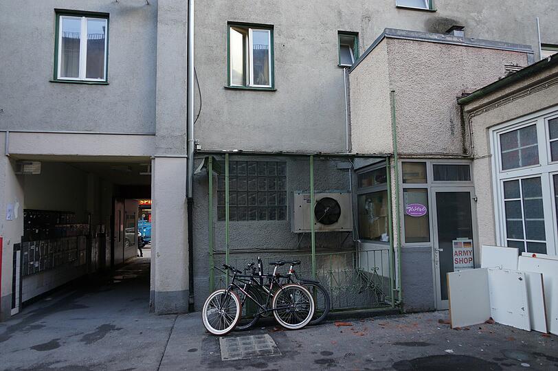 Das Haus an der Dachauer Straße - einen Tag nach der Brandkatastrophe.