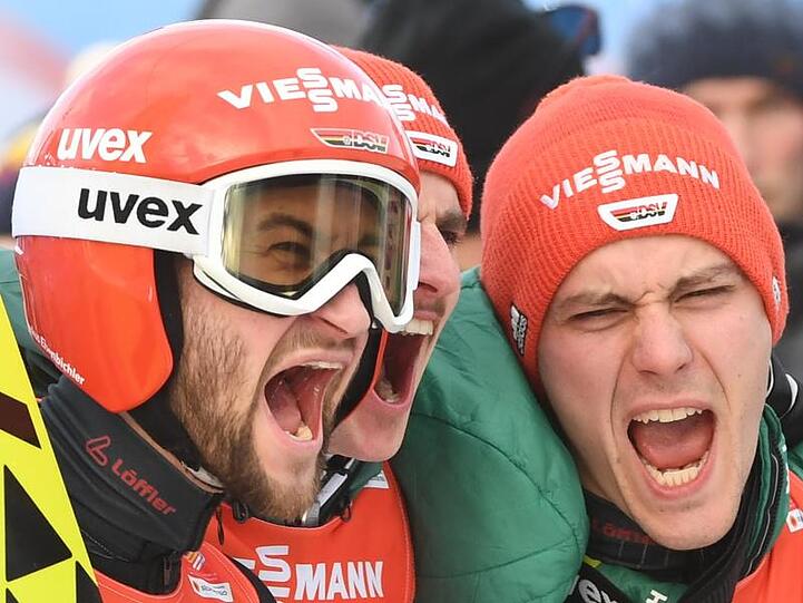 Skispringer Markus Eisenbichler (l-r), Richard Freitag und Stephan Leyhe gewinnen Gold.