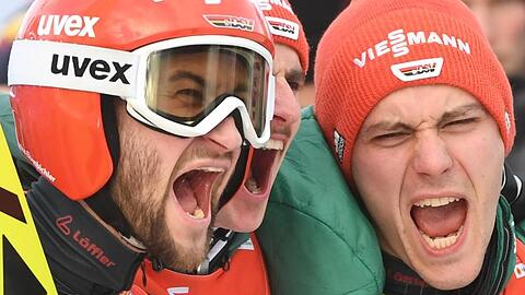 Skispringer Markus Eisenbichler (l-r), Richard Freitag und Stephan Leyhe gewinnen Gold.