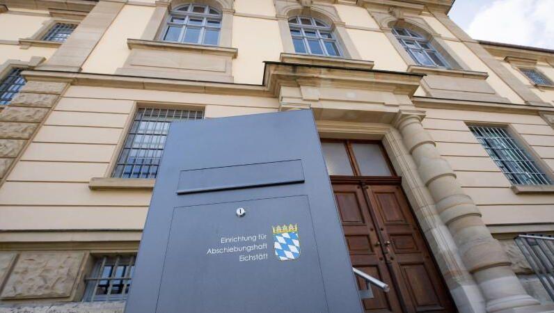 Ein Briefkasten steht vor dem Haupteingang der Abschiebehaftanstalt Eichstätt. Ein Briefkasten steht vor dem Haupteingang der Abschiebehaftanstalt Eichstätt.