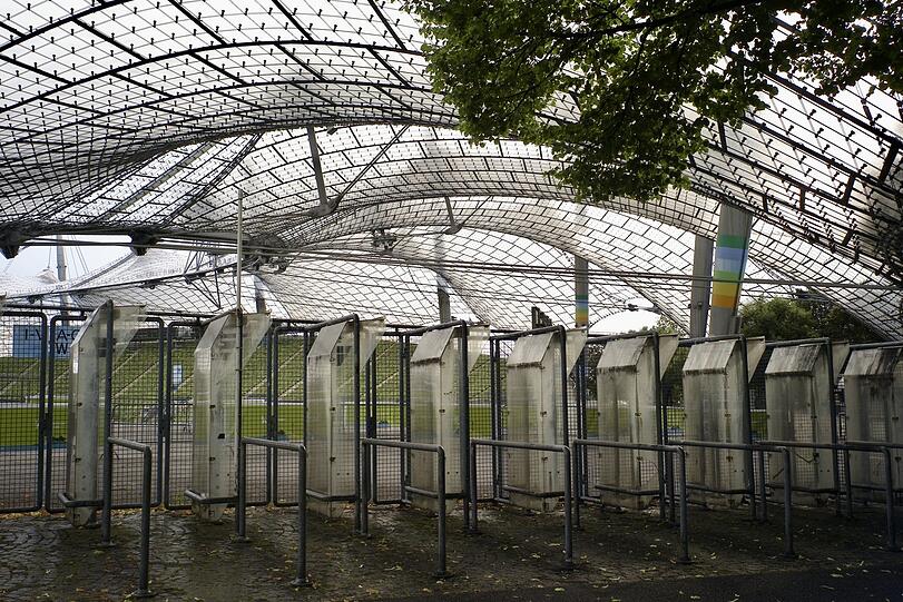 Das leicht vergammelte Olympiastadion wirkt an einem trüben Tag nicht besonders einladend. Aber auch bei schönem Wetter wirken die Bauten im Olympiapark in die Zeit gekommen.