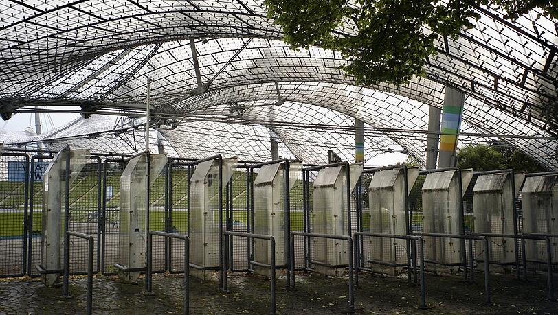 Das leicht vergammelte Olympiastadion wirkt an einem trüben Tag nicht besonders einladend. Aber auch bei schönem Wetter wirken die Bauten im Olympiapark in die Zeit gekommen. Das leicht vergammelte Olympiastadion wirkt an einem trüben Tag nicht besonders einladend. Aber auch bei schönem Wetter wirken die Bauten im Olympiapark in die Zeit gekommen.