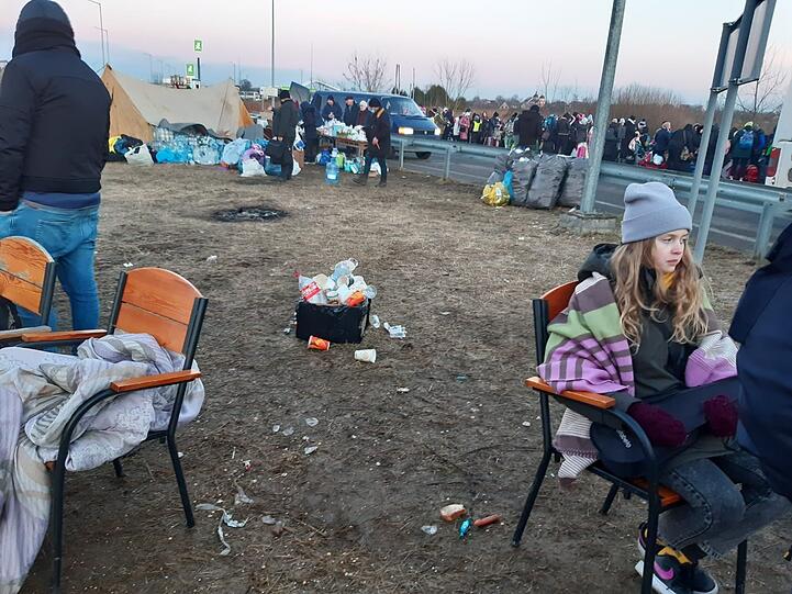 28. Februar: An der ukrainischen Grenze zu Polen ruht sich Sabina aus. Es weht ein eisiger Wind. Alle warten auf die Abfertigung.