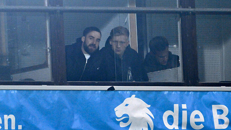Schauen die Partie von der Tribüne: Morris Schröter und Raphael Schifferl. Beide Sechzig-Kicker fehlen derzeit verletzungsbedingt.