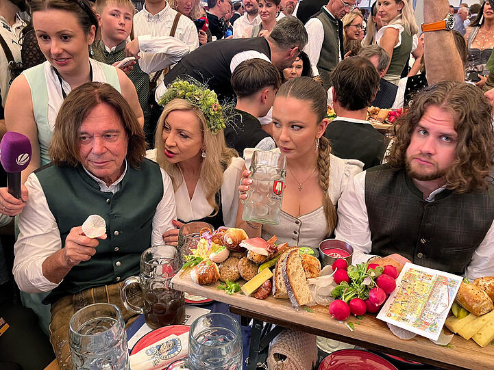 Jürgen Drews mit Ehefrau Ramona, der gemeinsamen Tochter Joelina Drews und ihrem Freund Adrian Louis