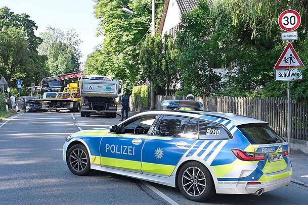 Die Pippinger Straße war zwischen der Bassermannstraße und der Lützowstraße für mehr als zwei Stunden vollständig gesperrt Die Pippinger Straße war zwischen der Bassermannstraße und der Lützowstraße für mehr als zwei Stunden vollständig gesperrt