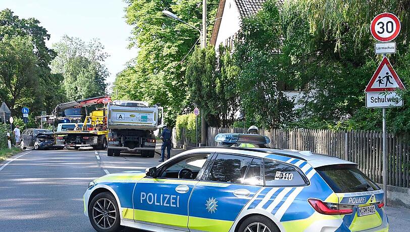 Die Pippinger Straße war zwischen der Bassermannstraße und der Lützowstraße für mehr als zwei Stunden vollständig gesperrt Die Pippinger Straße war zwischen der Bassermannstraße und der Lützowstraße für mehr als zwei Stunden vollständig gesperrt