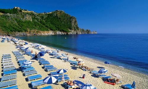 So schön ist offenbar nicht jeder Strand in Alanya (Türkei). Die 29-jährige Andrea aus Nürnberg berichtet von schlimmer Verletzungsgefahr.