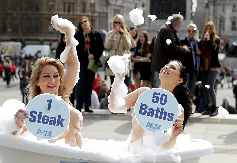 Das US-amerikanische Model Monica Harris und das britische Model Victoria Eisermann posieren vor der Nationalgalerie in London.