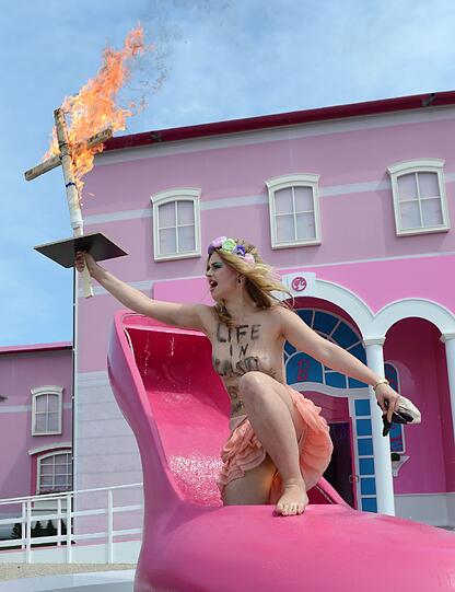 Die Femen-Aktion beim "Barbie-Dreamhouse" in Berlin. Die Bilder