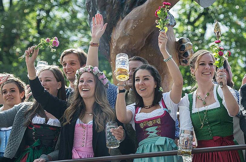 Junge Frauen beim Wirte-Einzug auf die Theresienwiese.
