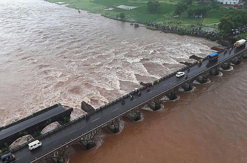 Im indischen Bundesstaat Maharashtra, etwa 170 Kilometer südlich der Metropole Mumbai stürzte eine Brücke ein. 22 Menschen werden vermisst. Foto: Ministry Of Defense Of India