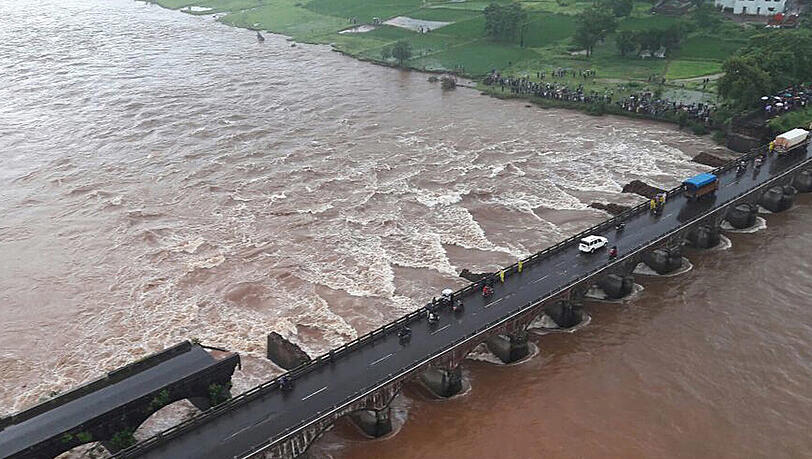 Im indischen Bundesstaat Maharashtra, etwa 170 Kilometer südlich der Metropole Mumbai stürzte eine Brücke ein. 22 Menschen werden vermisst. Foto: Ministry Of Defense Of India Im indischen Bundesstaat Maharashtra, etwa 170 Kilometer südlich der Metropole Mumbai stürzte eine Brücke ein. 22 Menschen werden vermisst. Foto: Ministry Of Defense Of India